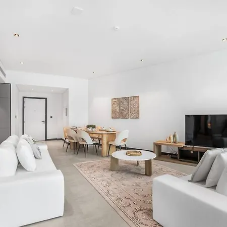 Panoramic Glamour: Business Bay Apartment with Amenities Dubai Exterior photo